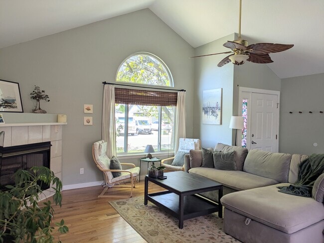 Photo - 306 Linden St