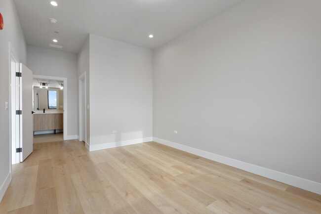 Photo - 2505 W Farragut Ave Unit 409