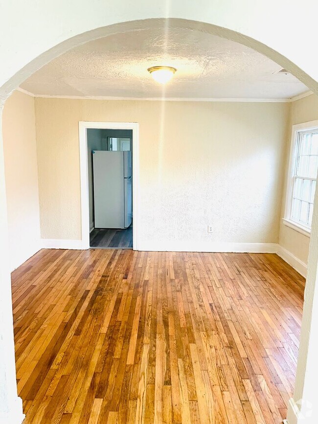 Building Photo - ** 3 bed 1 bath located close to Jackson H... Rental