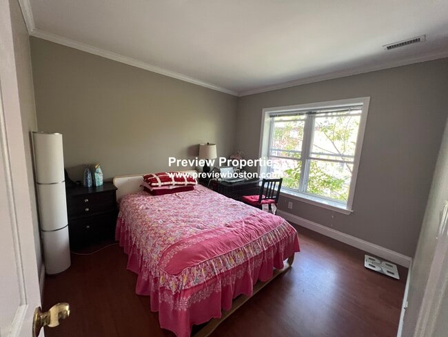 Building Photo - 164 Newton St Unit 3P