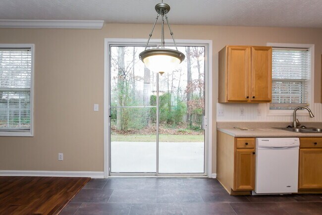 Photo - 225 Chamberlyn Ln