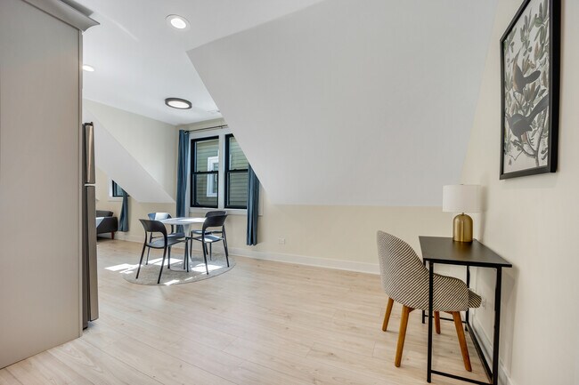 Photo - 1644 N Troy St Unidad 2