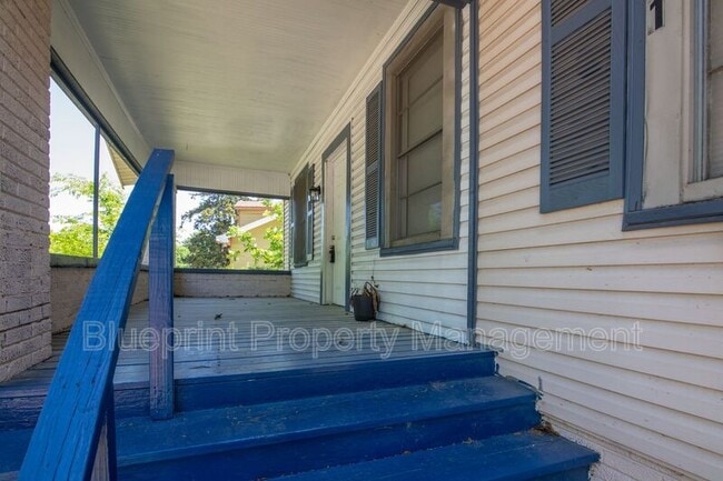 Photo - 1521 Graymont Ave W