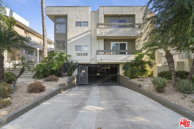 Building Photo - 13046 Moorpark St Unit 204