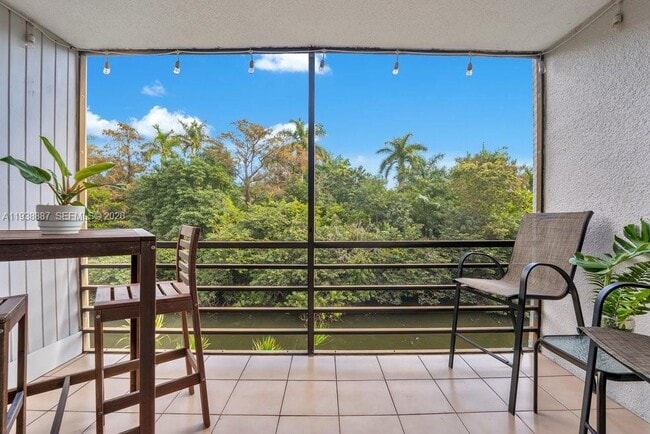 Photo - 105 Royal Pk Dr Unidad 3B