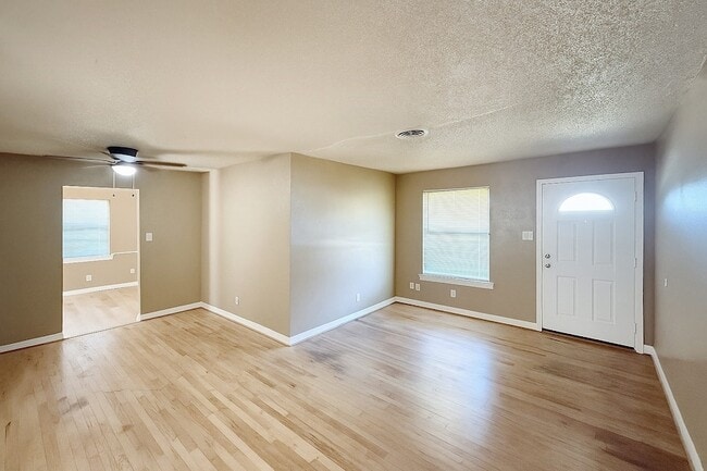 Photo - 822 Bandera Ln