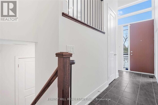 Photo - 9144 Bathurst St