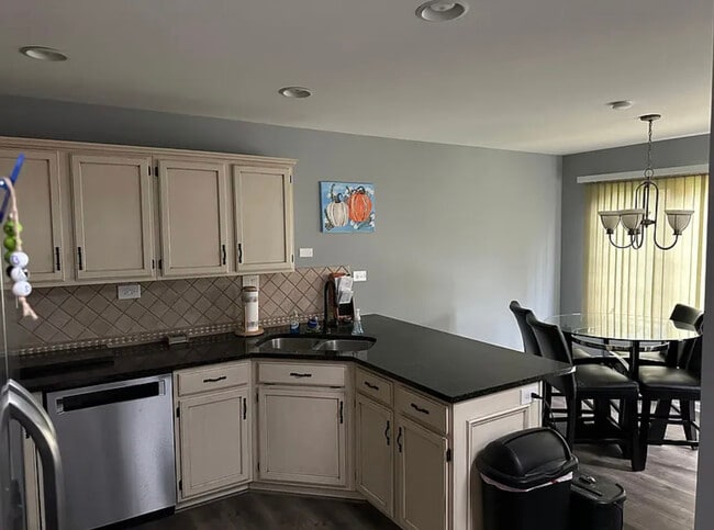 Kitchen / Dining - 852 Millcreek Cir