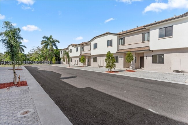 425 W Palm Dr