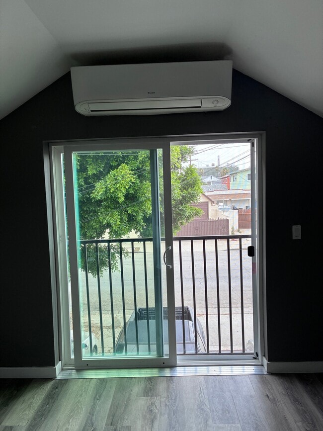 Building Photo - 1004 Amalia Ave