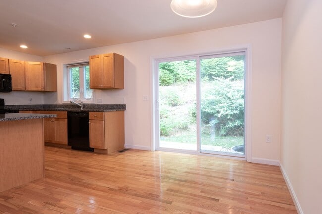 Building Photo - Jefferson Court Rental