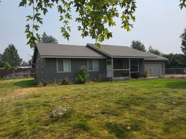 Building Photo - 460 N Maple St