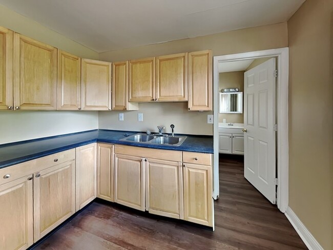 Photo - 890 Edgewood Dr