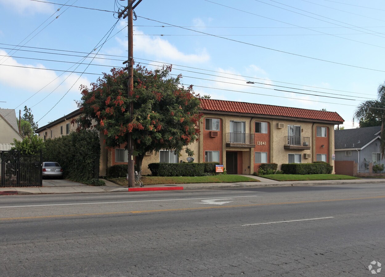 Photo - 13841 Vanowen