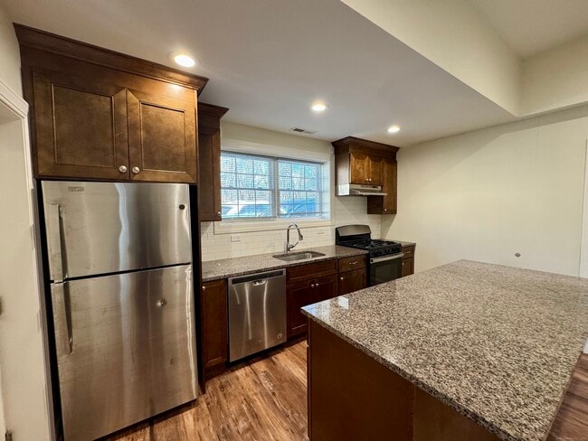 Photo - 950 Lindley St
