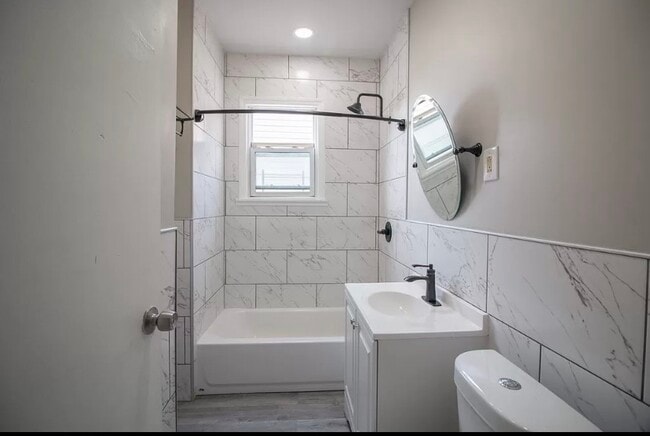 Photo - 7 Sager Pl Unidad 2R