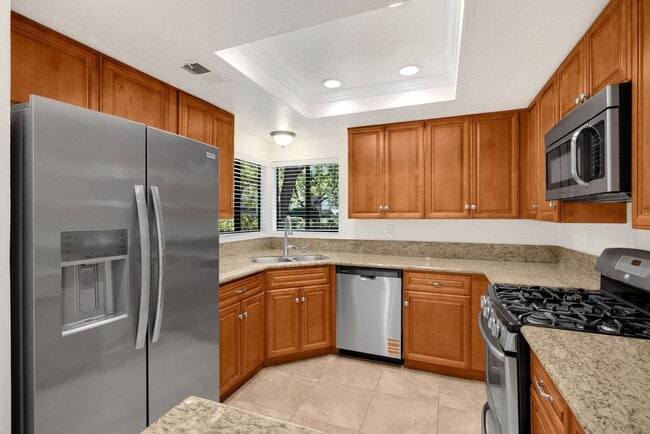 Building Photo - 2 Bed / 2.5 Bath Townhome in the Hidden Lakes Community