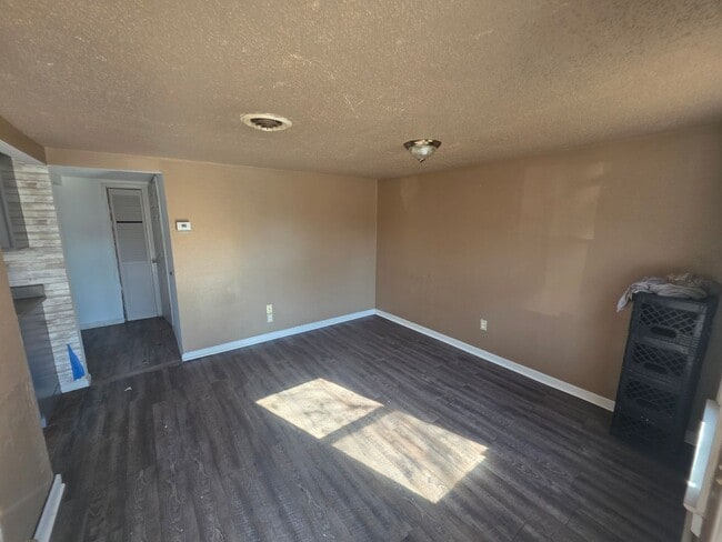 Photo - Spacious 3 bedroom!!