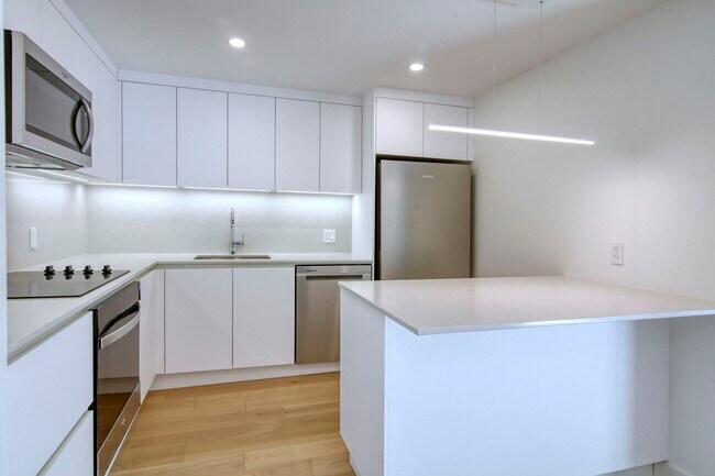 Building Photo - 4555 Av. Bonavista Unit 410