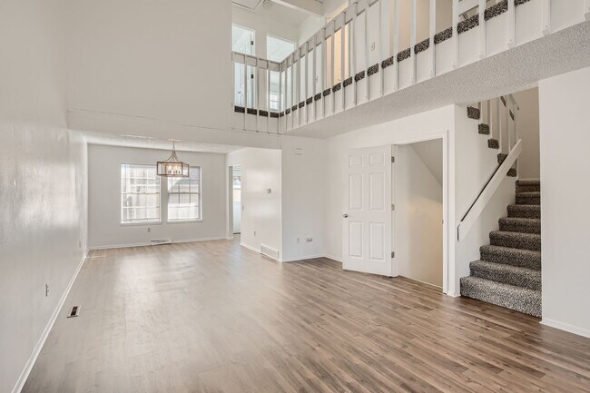 Photo - Evolve Real Estate: Available 9/15 Spaciou... Casa Adosada