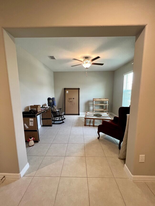 Photo - 352 Argyll Dr