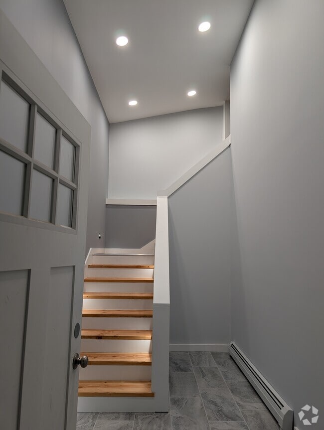 Building Photo - 9 Northfield St Unit #2 Rental