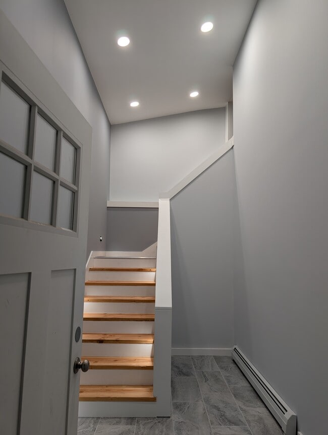Building Photo - 9 Northfield St Unit #2 Rental