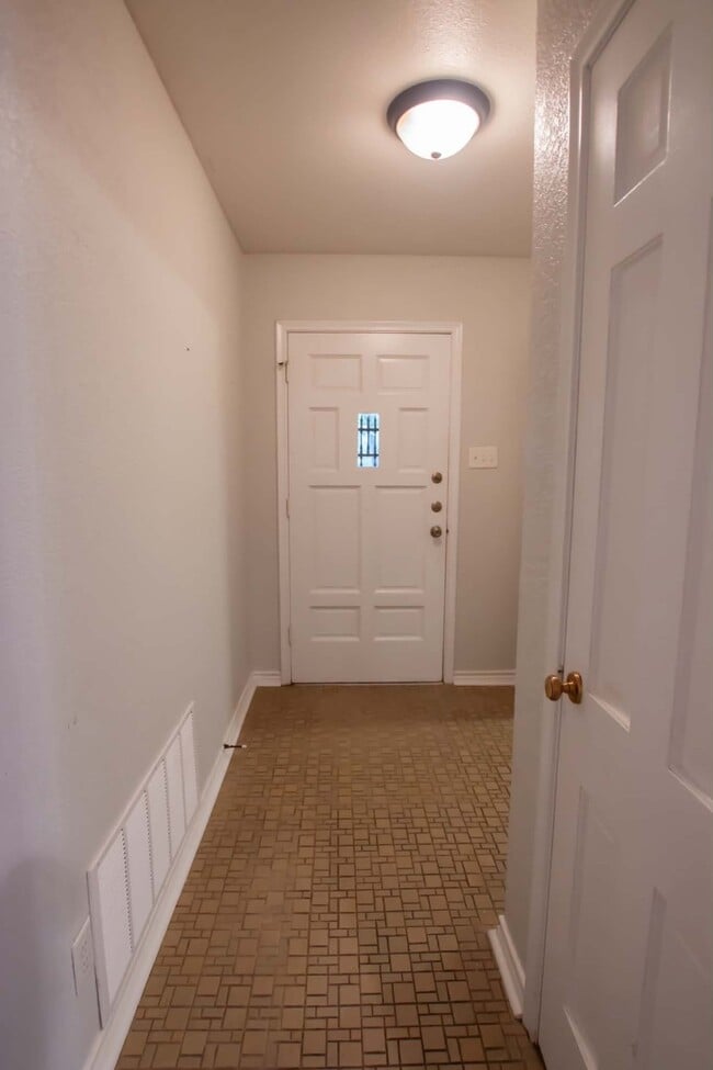 Photo - 2110 Inwood Cir