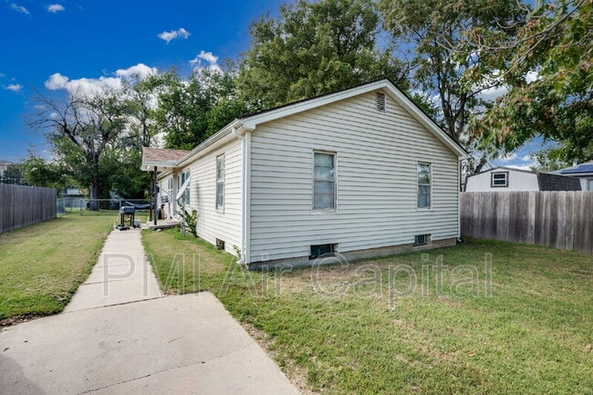 Building Photo - 1117 S Handley St Rental