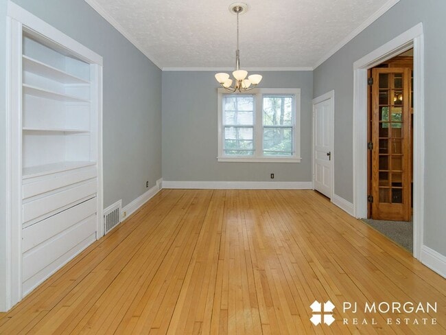 Photo - 5004 Webster St