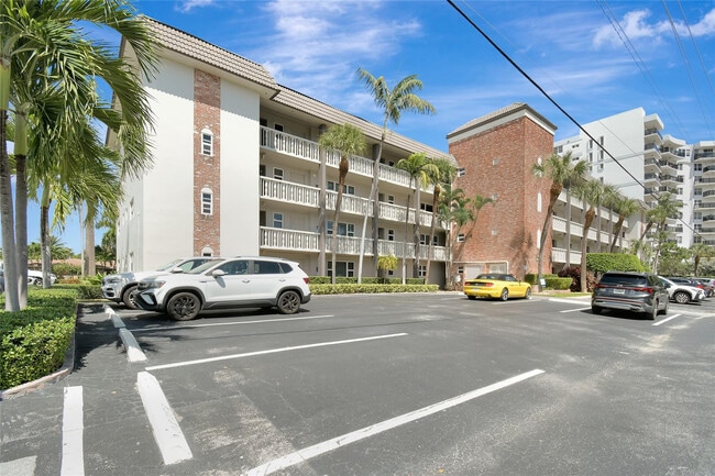 Building Photo - 3121 NE 51st St Unit 404E