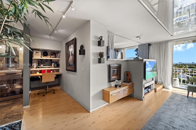 Photo - 2350 NE 135th St Unidad 808