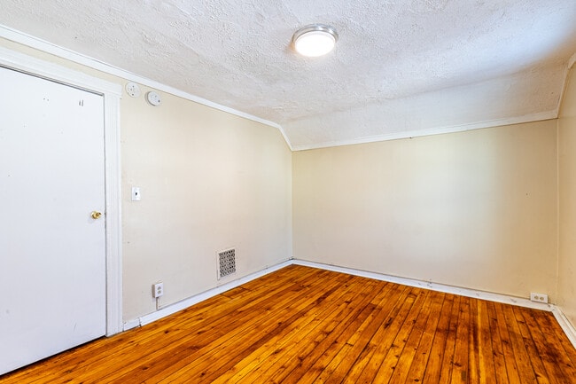 Photo - 447 Hawley St