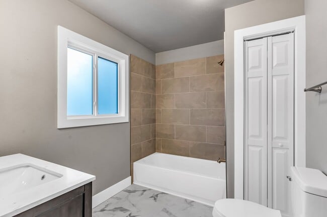 Photo - 2072 Oriole Rd