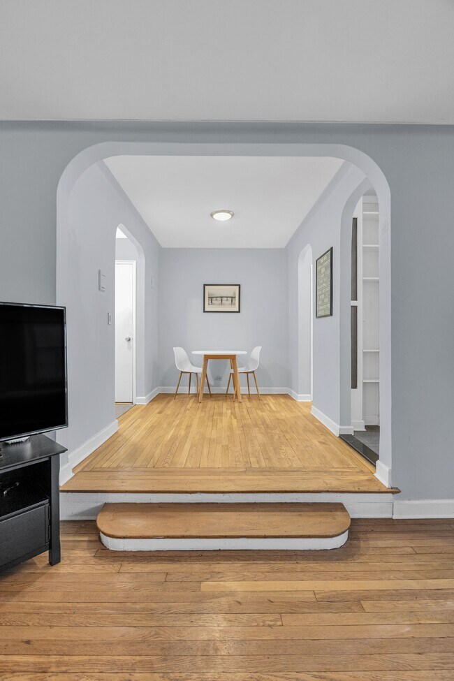 Photo - 305 W 52nd St