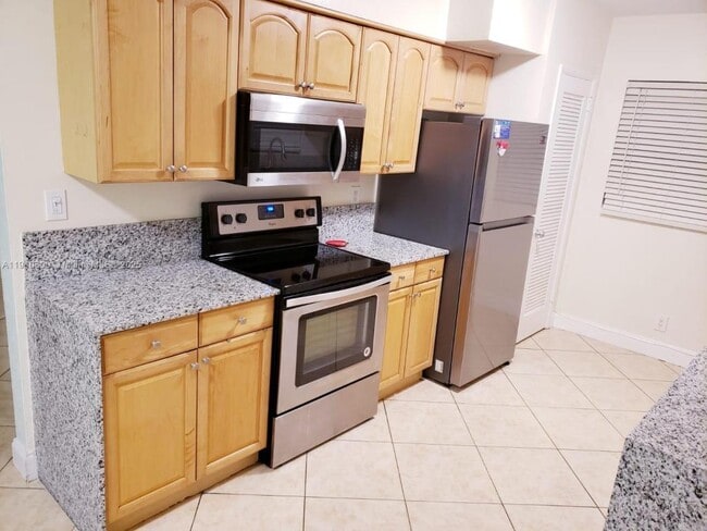 Building Photo - 1031 N 16th Ct