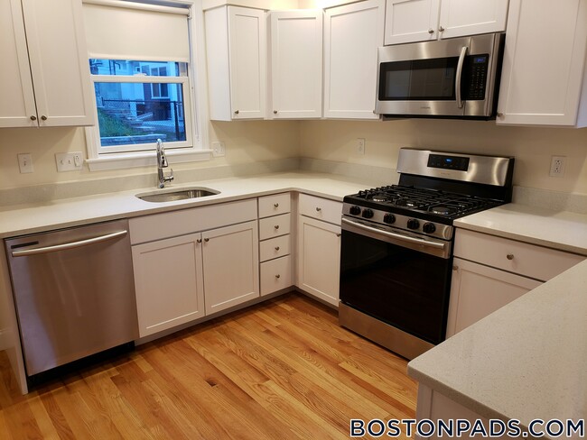 Building Photo - 96 Waumbeck St Rental
