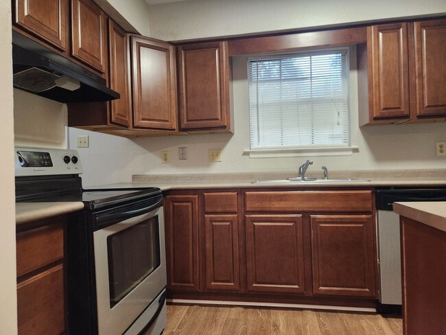 Building Photo - **Available January 1st** 3 Bedroom, 2.5 Bath Town Home