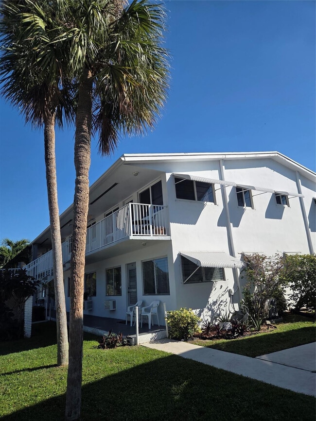 Building Photo - 2000 NE 51st Ct Unit 208