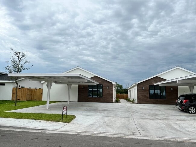 Building Photo - 2309 E Viviana St