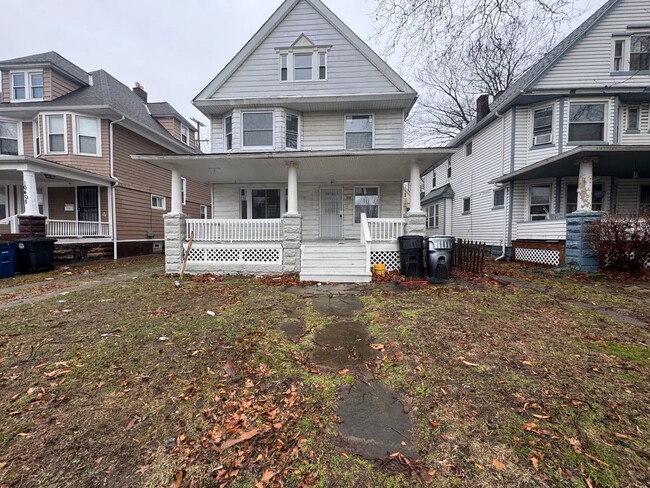 Building Photo - Charming 4-Bedroom Property in Prime Location