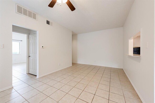 Photo - 9100 Mountain Ridge Dr Unidad 105