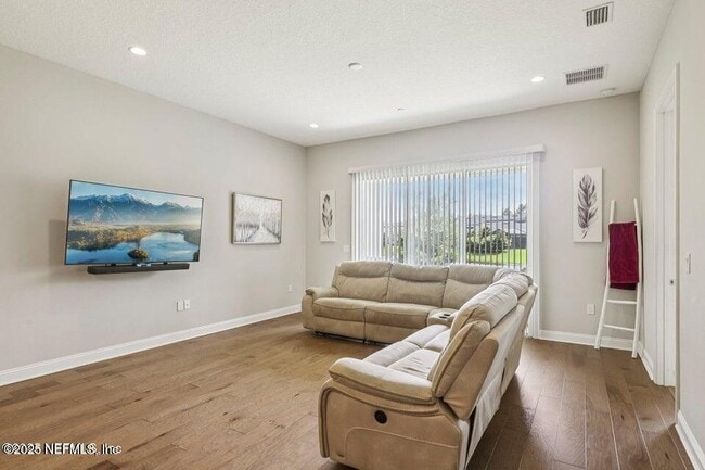 Photo - 118 Carousel Dr