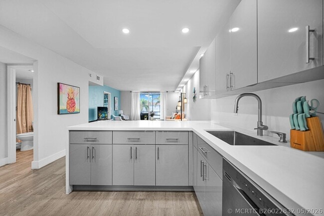 Building Photo - 400 SE 10th St Unit 303