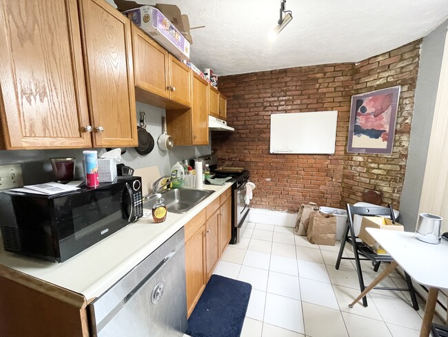 Building Photo - 74 Hammond St Unit 2F