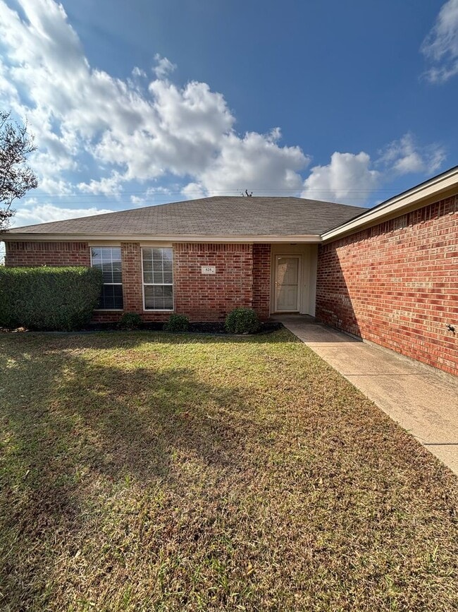 Building Photo - 525 Bretts Way