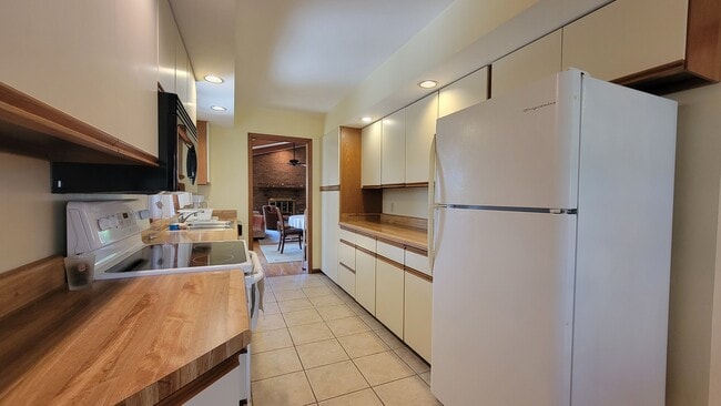 Photo - 1041 Carousel Ln