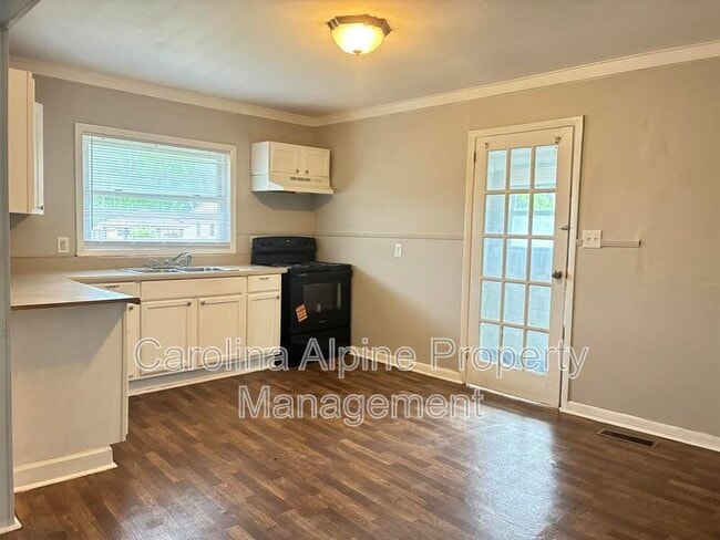 Photo - 1320 Kenly St