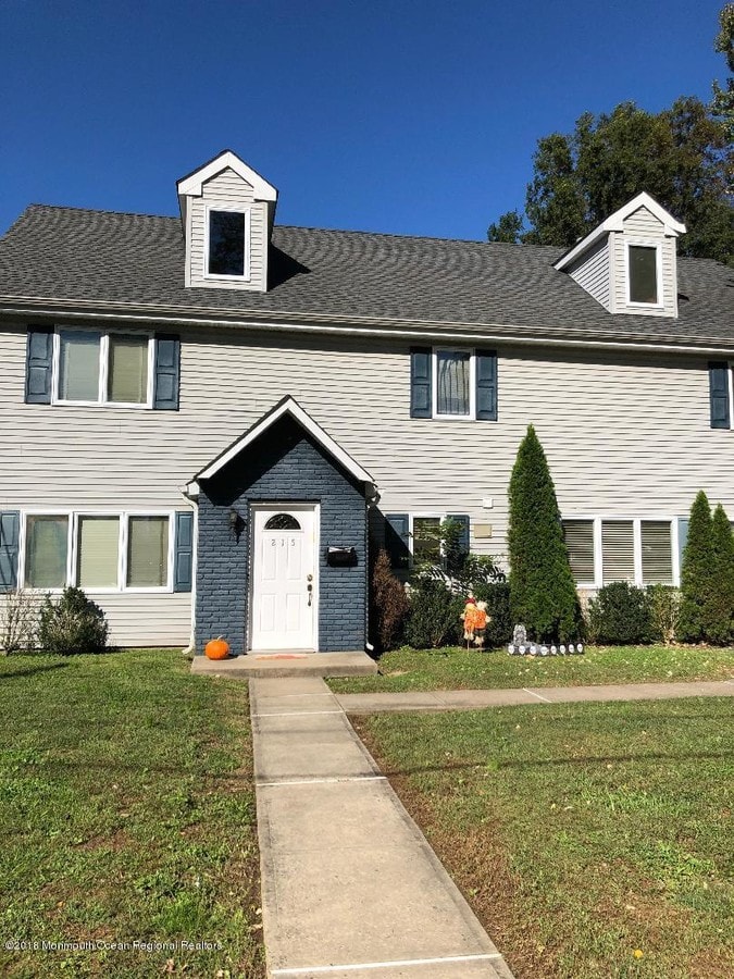 Photo - 215 Castlewall Ave