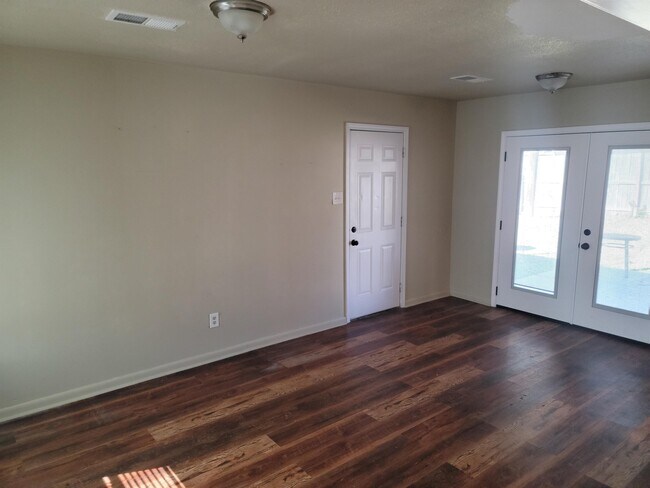 Photo - 9 Parkland Cir